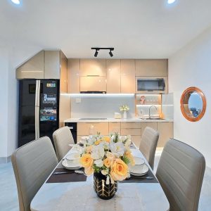 Mẫu Bếp chữ I - Chất liệu nhôm cánh kính cường lực